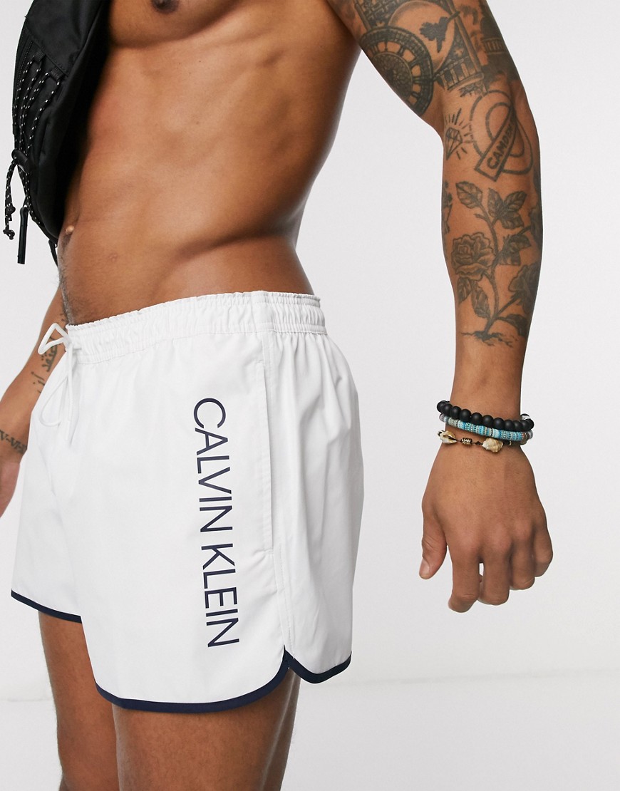 Calvin Klein – Vita badshorts i återvunnet material med logga i sidan