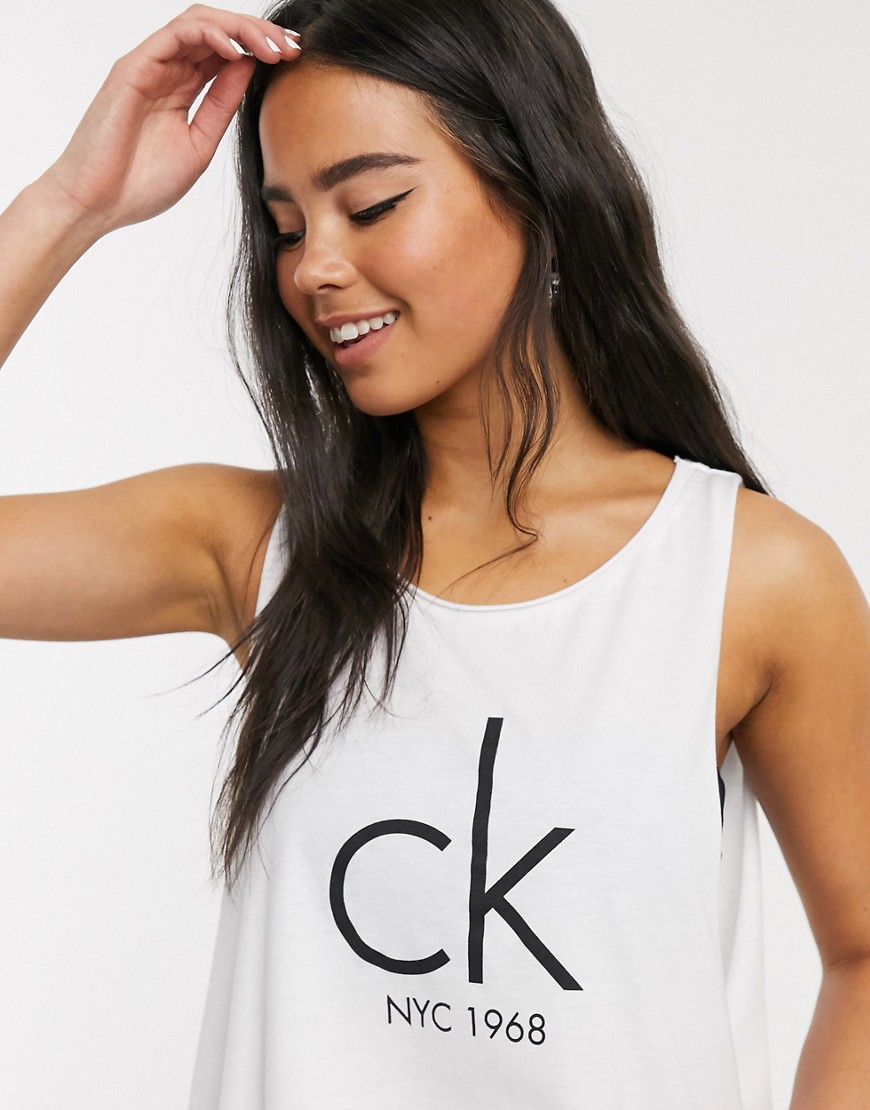 Calvin Klein – Vitt strandlinne med knut i sidan