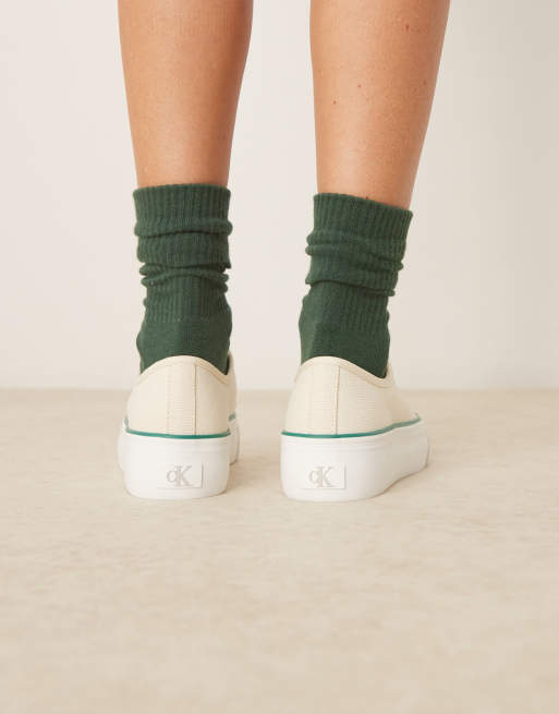 Calvin Klein – Vulc – Naturvita flatform-sneakers i canvas, 3 av 5