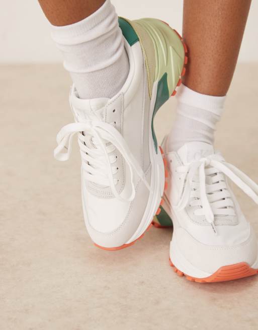 Calvin Klein – Wander- und Runner-Sneaker aus Nylon in Weiß und Grün, 5 von 5