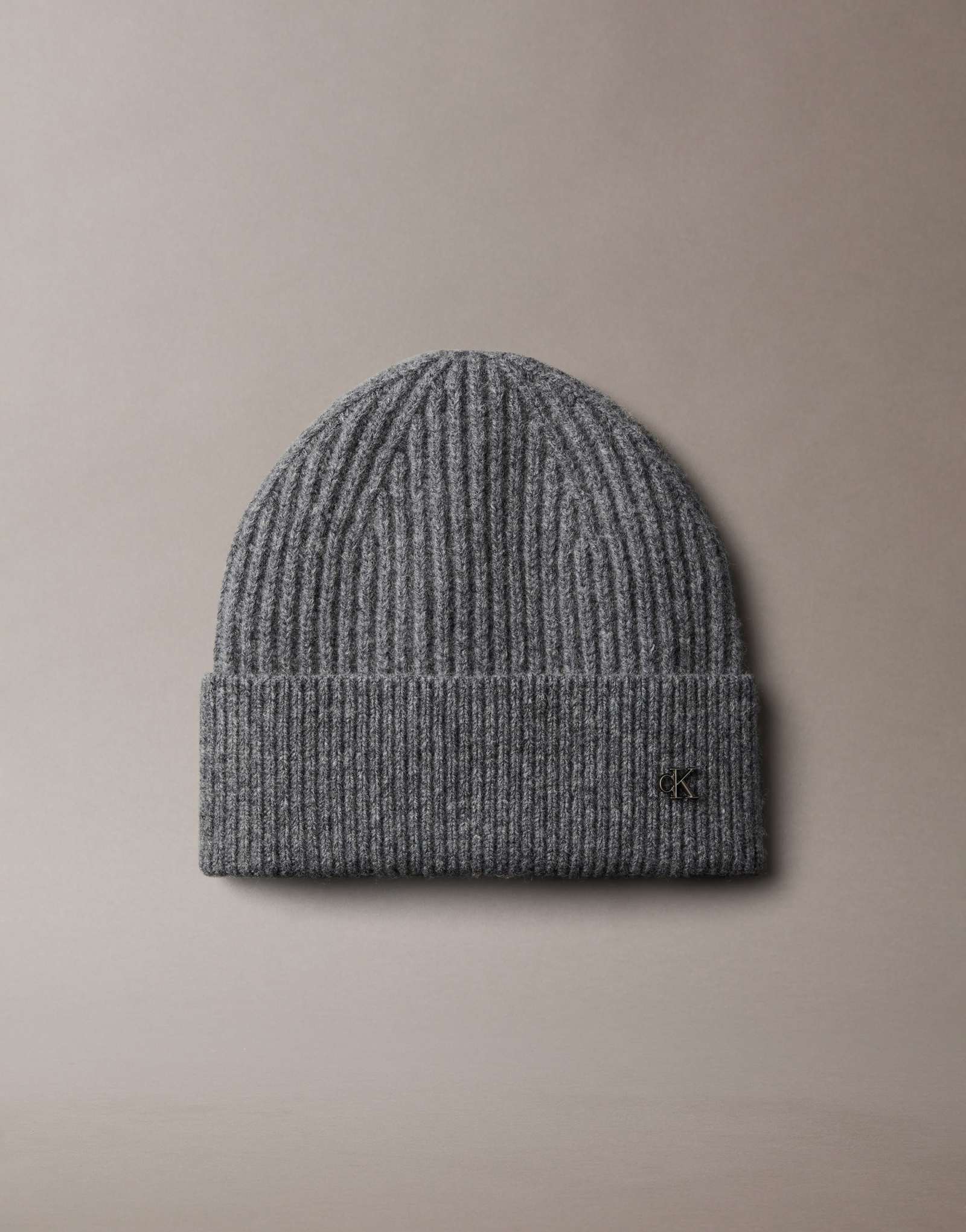 Шерстяная шапочка Calvin Klein серого цвета