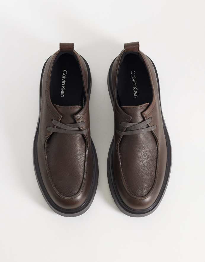 Calvin Klein zapato combat de cuero con cordones y puntera tipo delantal en marrón chocolate
