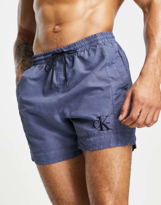 Calvin Klein - Zwemshorts met klein logo in marineblauw