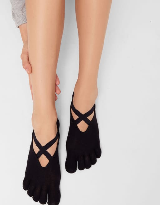 Calzedonia Barefoot non-slip pilates socks in black, 2 of 3