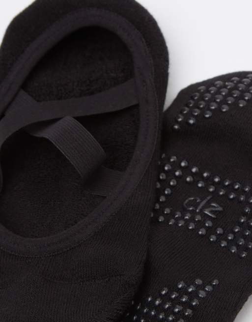Calzedonia Non-slip crossover pilates socks in black, 3 of 4