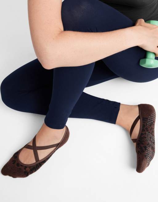 Calzedonia Non-slip crossover pilates socks in brown animalier, 2 of 3