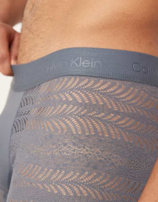 Calzoncillos grises de talle bajo de encaje Sculpt de Calvin Klein, 3 de 3