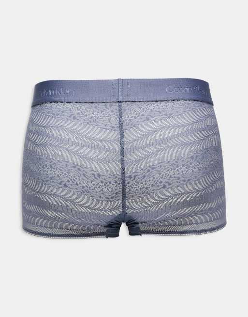 Calzoncillos grises de talle bajo de encaje Sculpt de Calvin Klein, 2 de 3