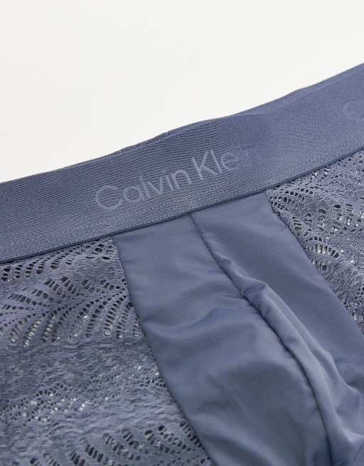 Calzoncillos grises de talle bajo de encaje Sculpt de Calvin Klein, 3 de 3