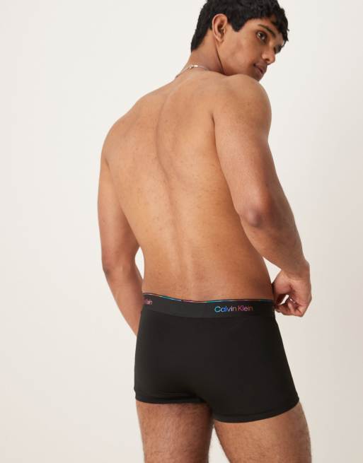 Calzoncillos negros de talle bajo Pride de Calvin Klein, 2 de 3