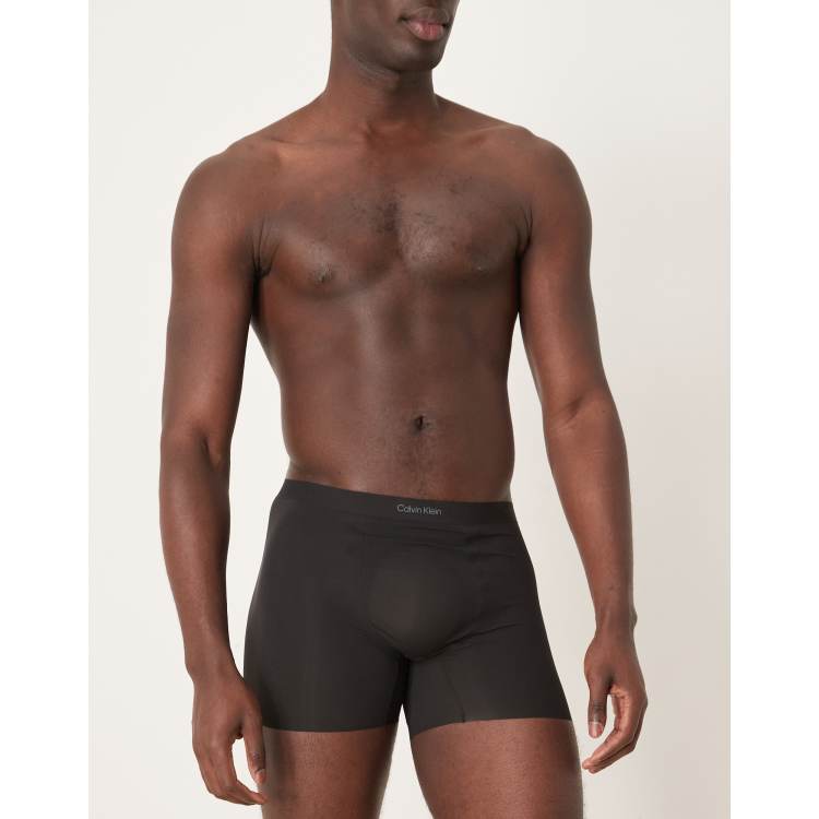Calzoncillos negros estilo bóxer invisibles sin costuras de Calvin
