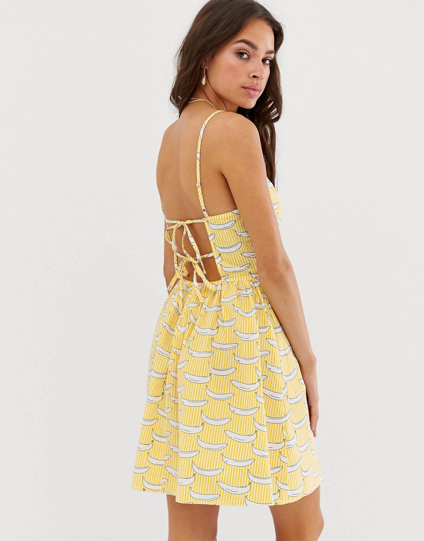 Cami-kjole med bindbånd bagpå i striber bananprint fra Glamorous-Gul