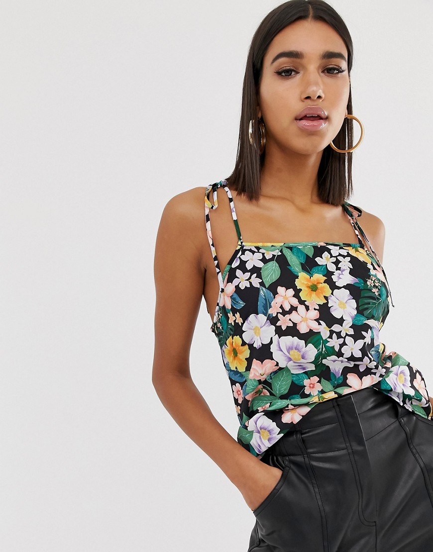 Cami top i blomstret mønster med snøre ærmer fra Fashion Union-Multifarvet