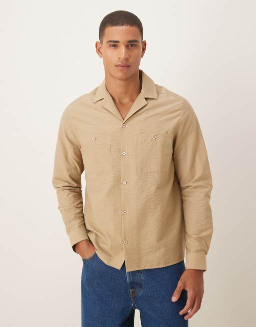 Camicia comoda beige testurizzata con rever e doppia tasca