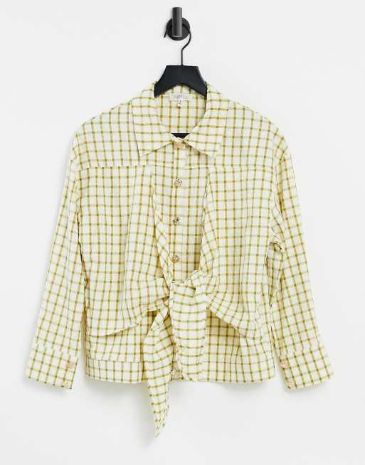 Camisa a cuadros amarillos anudada en la cintura de Ghospell