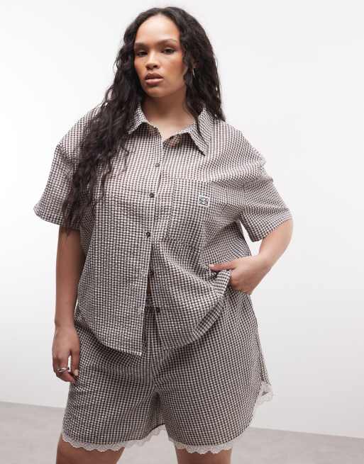 Conjunto a cuadros vichy marrón chocolate de camisa de manga corta y pantalones cortos de sirsaca con ribete de encaje de Noisy May Curve, 2 de 3