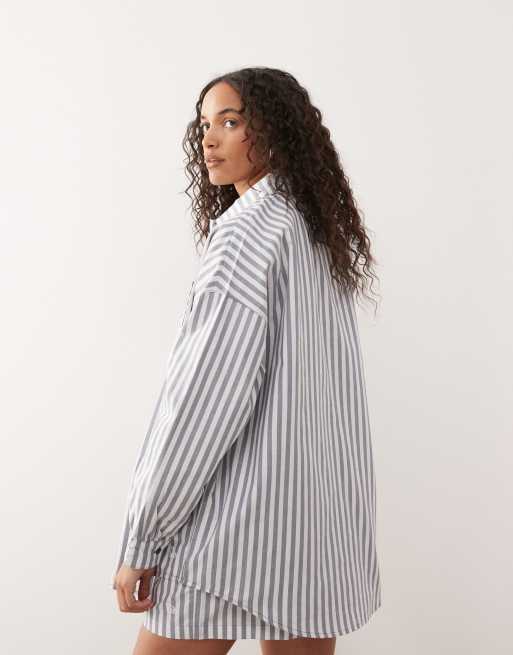 Camisa a rayas blancas y azules extragrande de manga larga con logo de los NY Yankees de New Era, 4 de 4