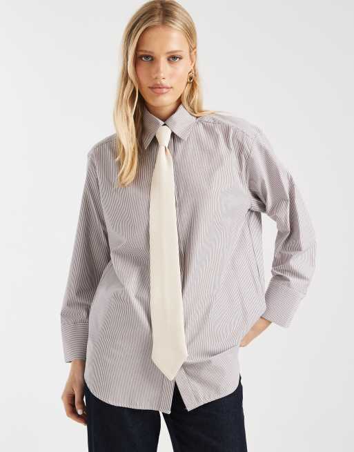 Camisa a rayas marrones extragrande con hombreras y corbata de satén de ASOS DESIGN, 2 de 4