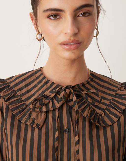 Camisa abotonada con cuello grande a rayas negras y marrones de popelina de Glamorous, 2 de 4