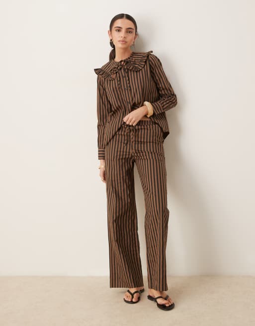 Camisa abotonada con cuello grande a rayas negras y marrones de popelina de Glamorous, 4 de 4