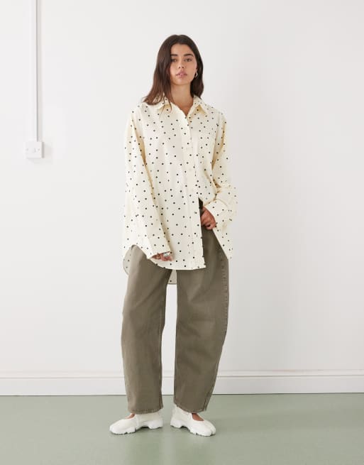 Camisa amarillo limón extragrande con estampado de lunares de Monki, 3 de 4