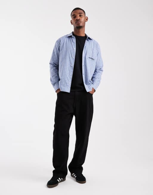 Camisa azul a cuadros de corte estándar con bordado en el pecho de ASOS DESIGN, 2 de 5