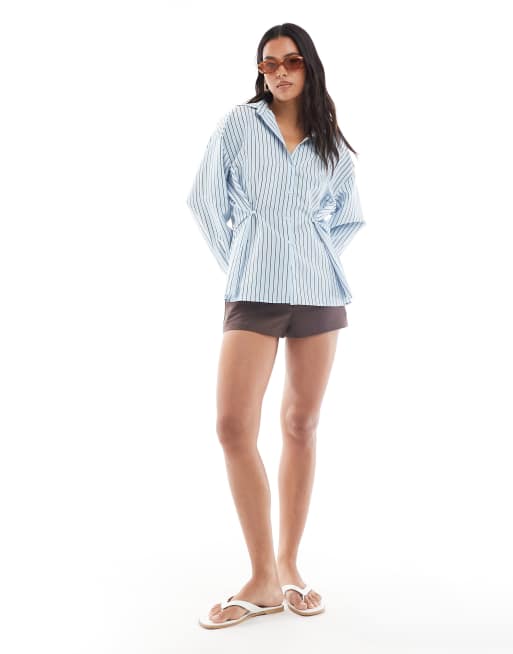 Camisa azul a rayas marrones con detalle de botón en la cintura efecto entallado de ASOS DESIGN, 4 de 5