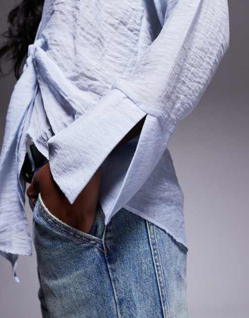Camisa azul abotonada con detalle retorcido en la parte delantera de River Island, 2 de 4