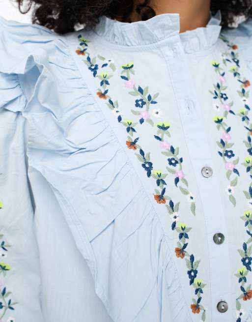 Camisa azul con detalle bordado y volantes de Y.A.S, 3 de 4