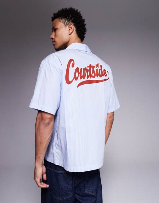 Camisa azul de corte cuadrado con cuello de solapas y logo estampado de Courtside, 3 de 5