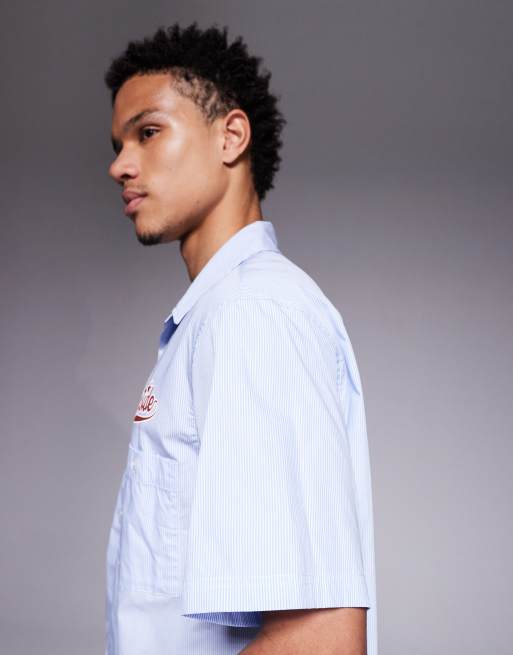 Camisa azul de corte cuadrado con cuello de solapas y logo estampado de Courtside, 4 de 5