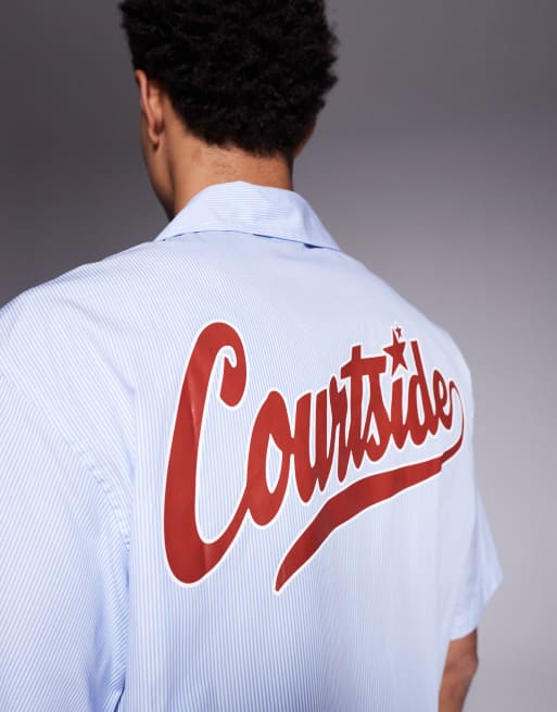 Camisa azul de corte cuadrado con cuello de solapas y logo estampado de Courtside, 5 de 5