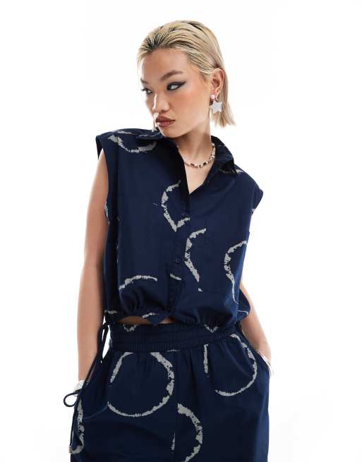 Camisa azul de corte cuadrado con efecto tie dye y detalle de cordón ajustable de COLLUSION (parte de un conjunto)