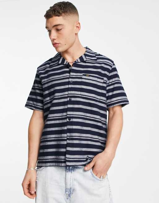 Camisa azul de manga corta con solapas de Lee