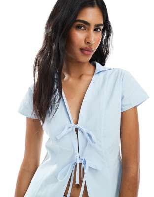 Camisa azul entallada con lazada delantera de popelina de ASOS DESIGN - view 1