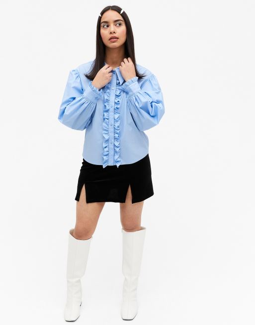 Camisa azul estilo esmoquin con volantes en la pechera de algodón Camina de Monki