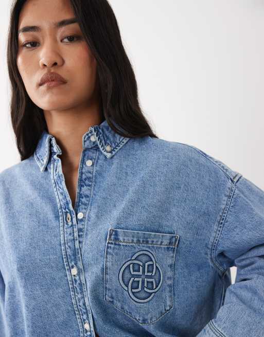 Camisa azul lavado extragrande con logo pequeño de tejido efecto denim de GANT, 2 de 4