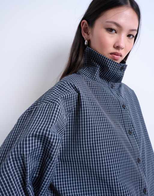 Camisa azul marino a cuadros extragrande con cuello alzado de Topshop, 2 de 4