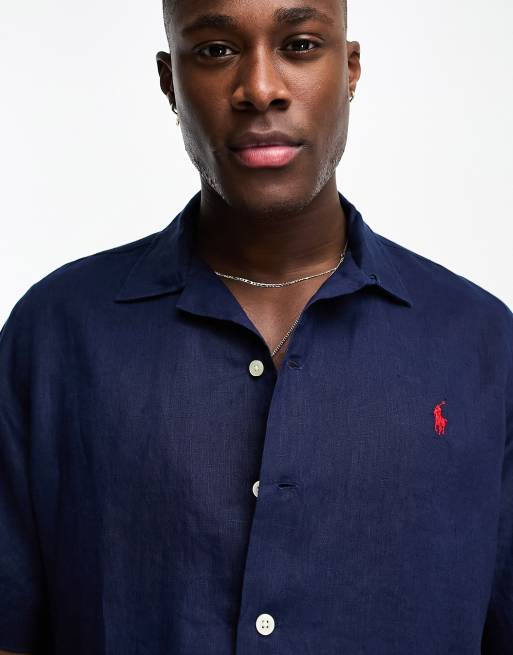 Camisa azul marino de corte clásico y manga corta con cuello de