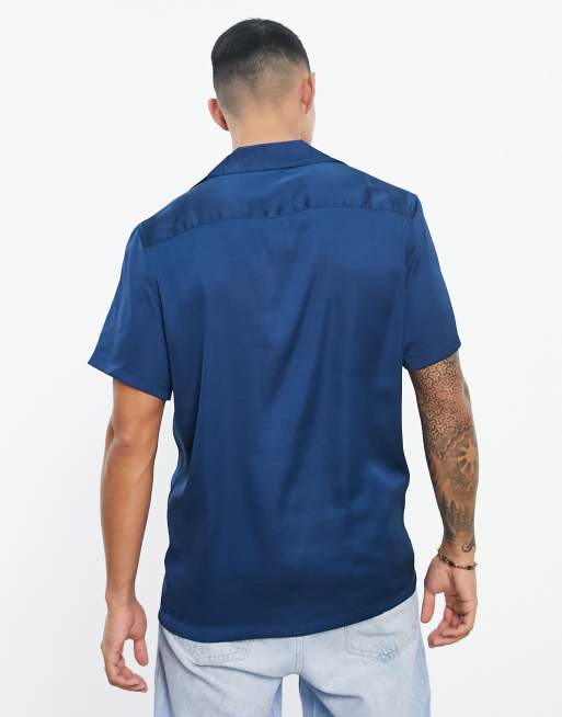 Camisa azul marino de corte estándar con solapas marcadas de satén de ASOS DESIGN, 2 de 4