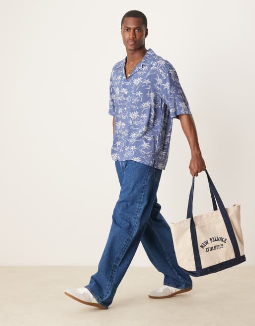Camisa azul medio de manga corta con solapas y estampado isleño con el logo de GANT, 2 de 4