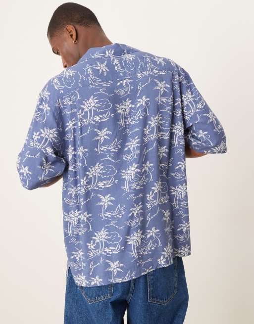 Camisa azul medio de manga corta con solapas y estampado isleño con el logo de GANT, 3 de 4