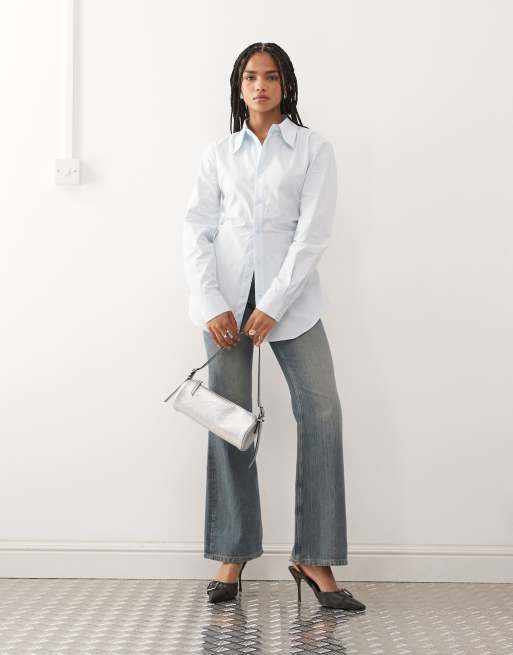 Camisa azul pastel con cintura entallada y solapas Naomi de Lioness, 2 de 4