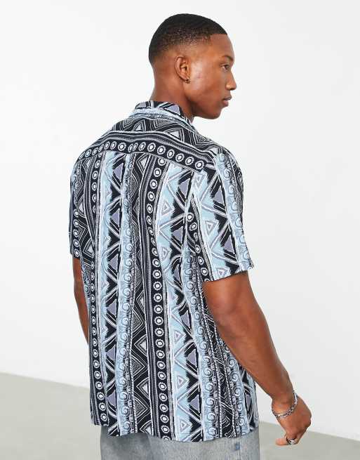 Camisa azul y negra con cuello de solapas y estampado a rayas aztecas de ASOS DESIGN, 2 de 4