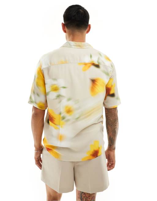 Camisa beis con cuello de solapas y estampado floral difuminado de viscosa de ONLY & SONS, 3 de 4