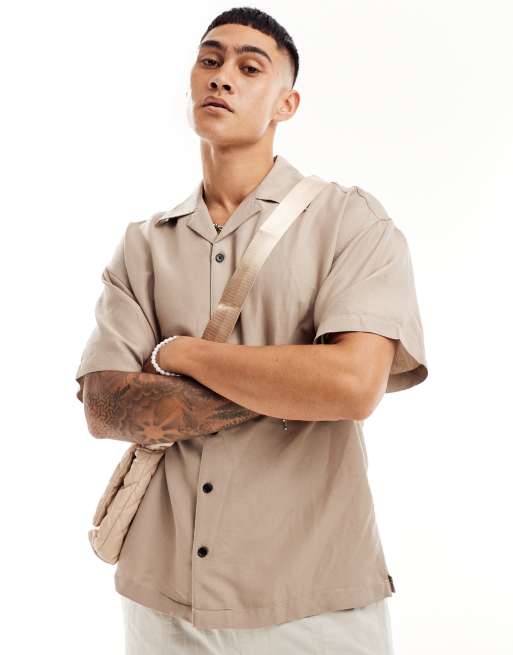 Camisa beis de corte cuadrado con cuello de solapas y bordado floral en la espalda de Jack & Jones 