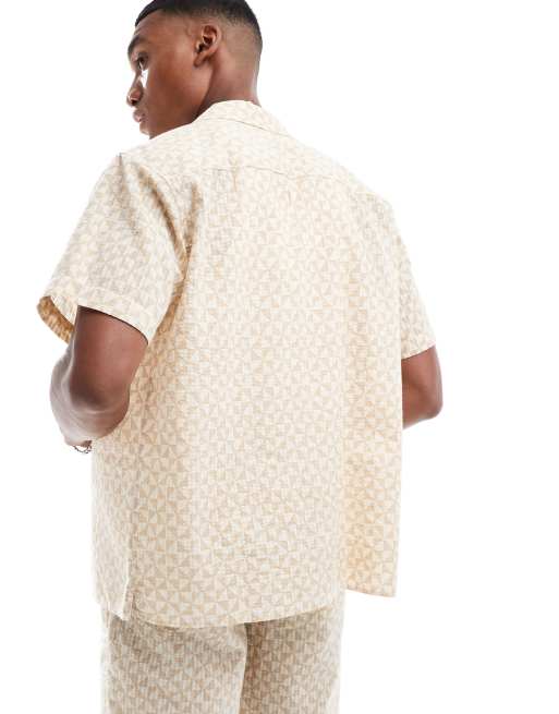 Camisa beis extragrande con cuello de solapas y estampado geométrico de Jack & Jones (parte de un conjunto), 4 de 4