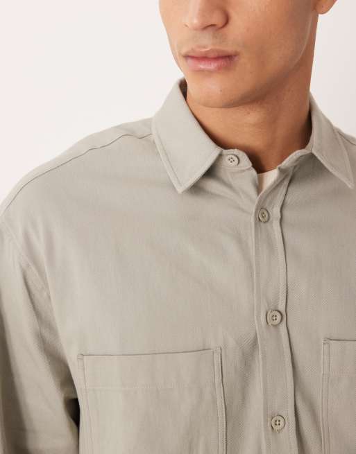 Camisa beis extragrande con solapas y bordado trasero de sarga de ASOS DESIGN (parte de un conjunto), 5 de 5