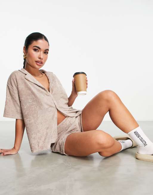 Camisa beis extragrande de manga corta con diseño devoré WCA de tejido de rizo de ASOS Weekend Collective