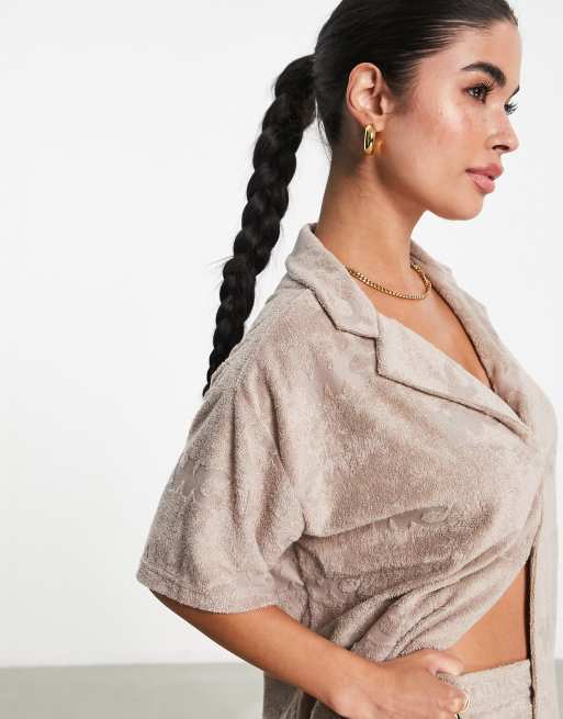 Camisa beis extragrande de manga corta con diseño devoré WCA de tejido de rizo de ASOS Weekend Collective, 3 de 4